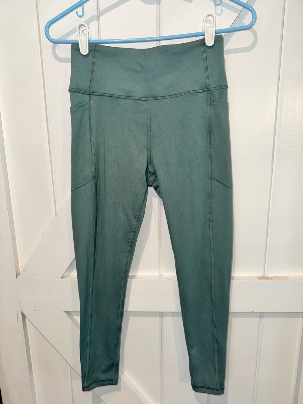 Victoria’s Secret High Rise 7/8 Essential Leggings Sage Green Size 6 NWT